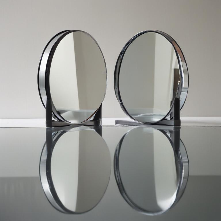 mirrors - 更多图片 (modelslab_realistic_v2)
